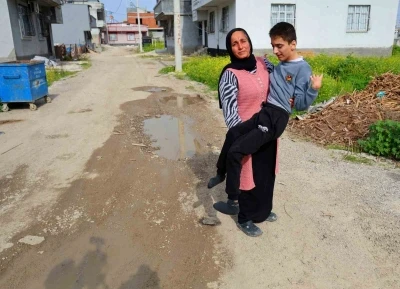 Belediye yolu yapmadı, engelli evladıyla perişan oldu
