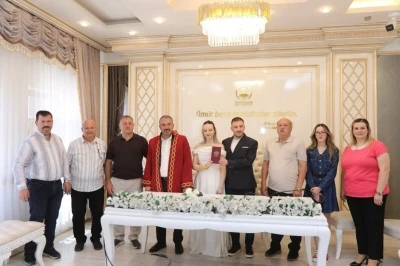 Belediyeden pop&uuml;ler tarihte nikah kıyan &ccedil;iftlere jest
