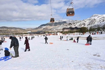 Belediyenin s&ouml;mestir s&uuml;rprizi &ccedil;ocukları Davraz&rsquo;da karla buluşturdu
