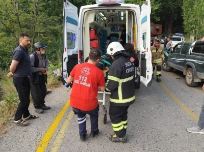 Belen&rsquo;de pikapla &ccedil;arpışan motosikletin s&uuml;r&uuml;c&uuml;s&uuml; şarampole yuvarlandı
