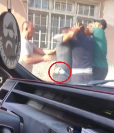 Belindeki bıçakla tekmeli yumruklu kavgaya girdi, sokak boks ringine döndü
