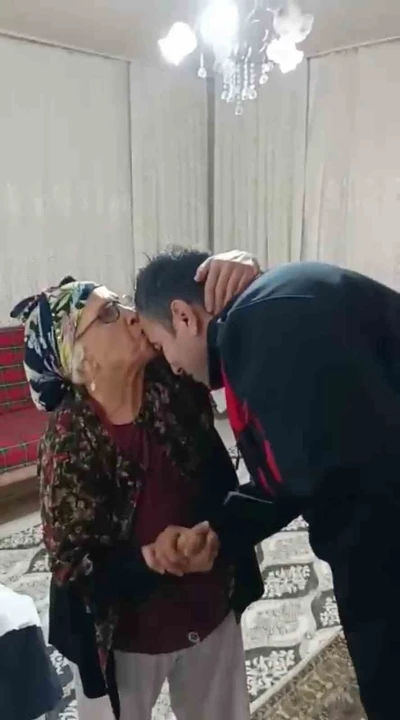 &rsquo;Benim size borcum ne&rsquo; sorusuna &rsquo;sen bize dua et yeter&rsquo; yanıtını alınca itfaiyeciyi alnından &ouml;pt&uuml;
