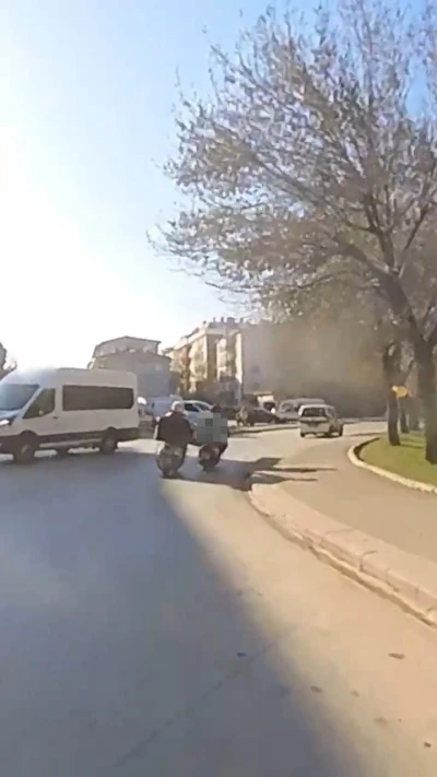 Benzini biten motosikleti iterken dengesini kaybeden motosiklet s&uuml;r&uuml;c&uuml;s&uuml; kaza yaptı
