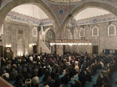 Beraat Kandili&rsquo;nde camiler doldu taştı
