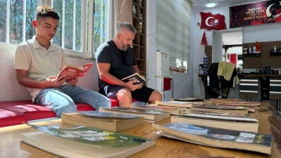Berber dükkanını kütüphaneye çevirdi: Müşteriler sıra beklerken kitap okuyor

