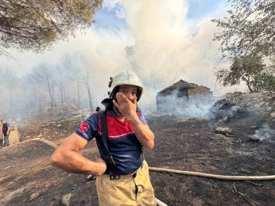 Bergama’da orman yangını: Alevler evlere sıçradı
