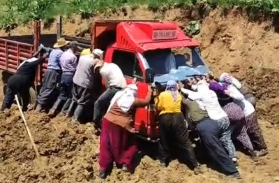 Berivanlar &ccedil;amura saplanan kamyoneti itekleyerek kurtardı
