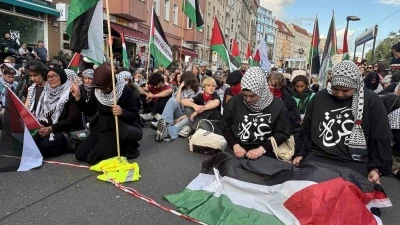 Berlin&rsquo;deki Filistin g&ouml;sterisinde polisten sert m&uuml;dahale
