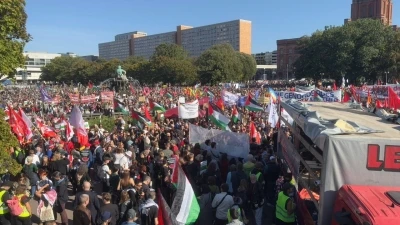 Berlin’deki &quot;Tüm Gözler Gazze’de&quot; gösterisinde on binlerce kişi İsrail’i protesto etti

