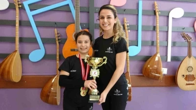 Beş yaşında başladığı &rsquo;salsa&rsquo; yolculuğunda d&ouml;rt T&uuml;rkiye birinciliği kazanan minik sporcunun yeni hedefi d&uuml;nya şampiyonluğu
