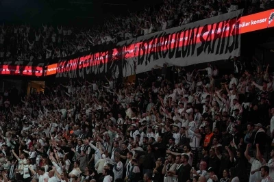 Beşiktaş - Fenerbah&ccedil;e derbisine trib&uuml;n olayları nedeniyle ara verildi
