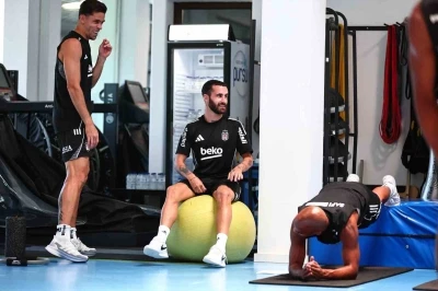 Beşiktaş, günün ikinci antrenmanını salonda yaptı
