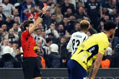 Beşiktaş ile Fenerbahçe arasındaki son 50 derbide 34 kırmızı kart çıktı
