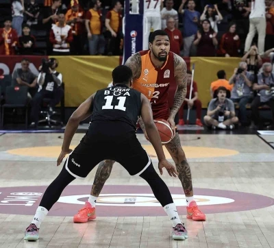 Beşiktaş ile Galatasaray yarı final i&ccedil;in parkeye &ccedil;ıkacak
