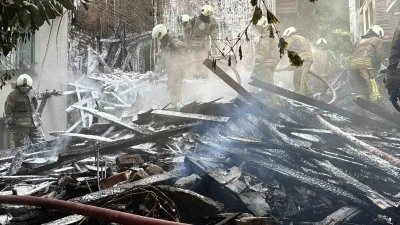 Beşiktaş’ta alevlere teslim olan 4 katlı ahşap binadan geriye enkaz kaldı
