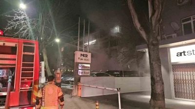 Beşiktaş&rsquo;ta ara&ccedil; kiralama şirketinde &ccedil;ıkan yangında yaklaşık 100 milyon değerinde 15 ara&ccedil; alevlere teslim oldu
