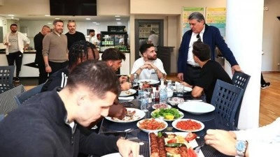 Beşiktaş'ta bir d&ouml;nemin sonu: Yıldız futbolcu İstanbul'dan ayrıldı