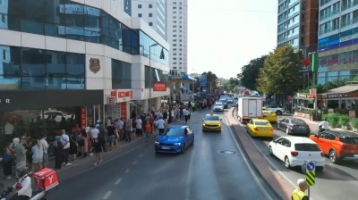 Beşiktaş’ta gece yarısı sıraya girdiler: Hediye çeki için 8 saat kuyrukta beklediler
