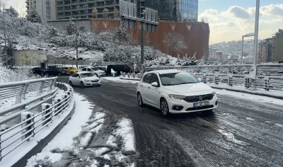 Beşiktaş&rsquo;ta kar yağışı nedeniyle ara&ccedil; yolda kaldı
