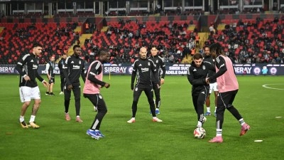 Beşiktaş'ta ma&ccedil; &ouml;ncesi sakatlık! İlk 11'den &ccedil;ıkarıldı