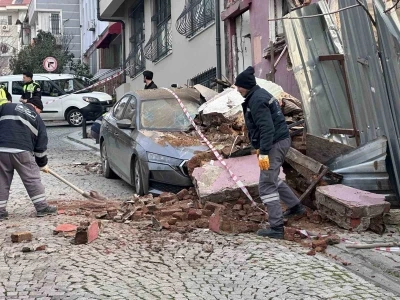 Beşiktaş&rsquo;ta metruk bina park halindeki aracın &uuml;zerine &ccedil;&ouml;kt&uuml;
