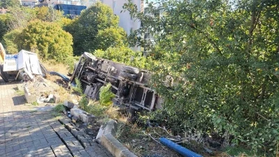 Beşiktaş’ta sürücüsünün navigasyon yönlendirmesiyle yokuş aşağı inen tır kontrolden çıkarak boş araziye devrildi
