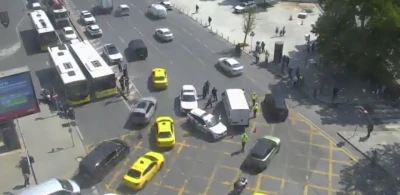 Beşiktaş&rsquo;ta ticari aracın &ccedil;arptığı polis ağır yaralandı
