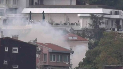 Beşiktaş’ta yanan ahşap bina Anadolu Yakası’ndan görüntülendi
