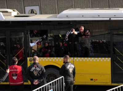 Beşiktaş taraftarı stadyuma geldi
