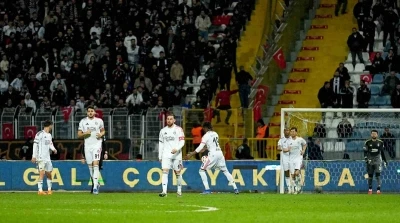 Beşiktaş taraftarı y&ouml;netimi istifaya davet etti
