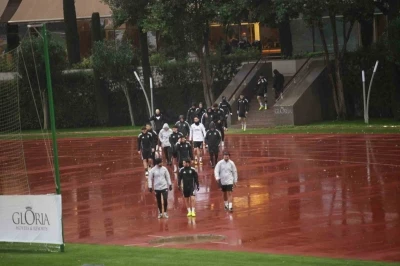 Beşiktaş, yoğun yağış ve r&uuml;zgar altında hazırlıklarına devam etti

