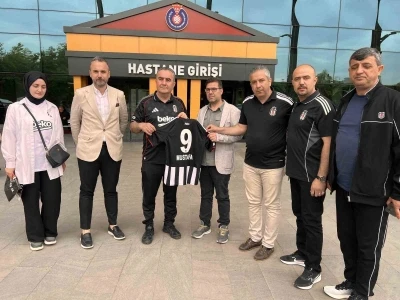 Beşiktaşlılardan saldırıda yaralanan &ouml;ğrenci Mustafa Aslan&rsquo;a anlamlı ziyaret
