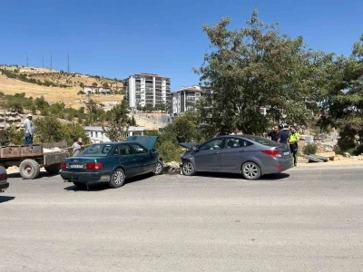 Besni’de 2 otomobil kafa kafaya çarpıştı: 2 yaralı
