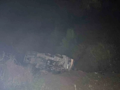 Beton mikseri 150 metrelik uçuruma yuvarlandı: 2 yaralı
