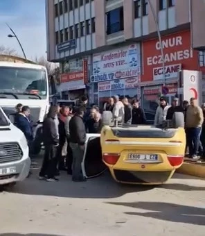 Beton mikseri ile &ccedil;arpışan taksi ters d&ouml;nd&uuml;: 1 yaralı
