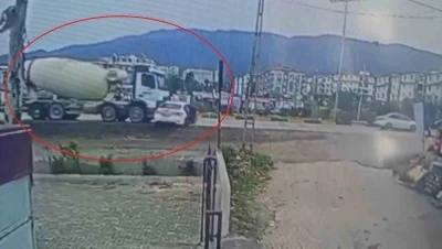 Beton mikserin metrelerce s&uuml;r&uuml;klediği otomobil s&uuml;r&uuml;c&uuml;s&uuml; yaralandı
