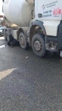 Beton mikserinin altında kalan motosikletli feci şekilde can verdi