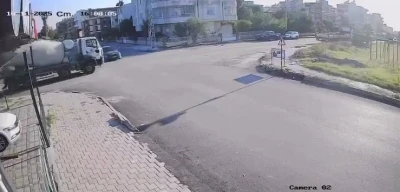 Beton mikseriyle otomobilin çarpıştığı kaza kamerada
