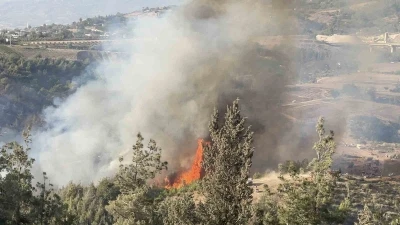 Beton mikserleri ve iş makineleri ile yangını söndürmek için seferber oldular
