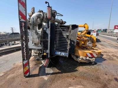 Beton pompası kamyonu bariyerlere &ccedil;arpıp yan yattı
