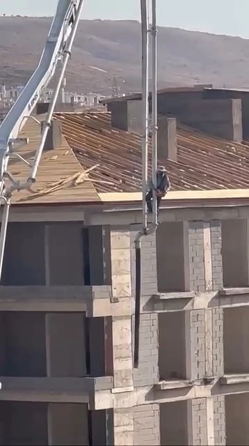 Beton pompasını asansör gibi kullandı, metrelerce yüksekliğe çıktı
