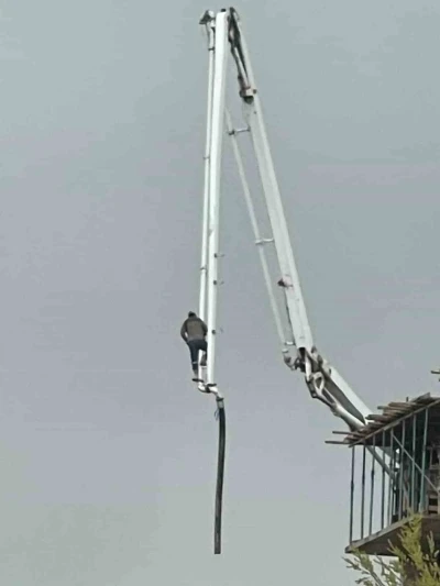 Beton pompasının &uuml;zerinde metrelerce y&uuml;ksekliğe &ccedil;ıkan iş&ccedil;i, canını hi&ccedil;e saydı
