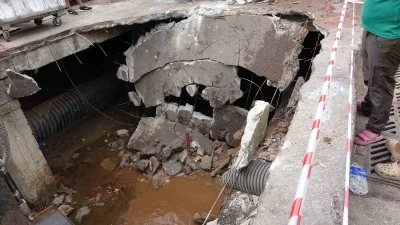 Beton zemin çöktü, hafriyat kamyonu içine düştü
