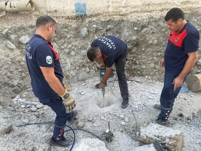 Beton zemin mahsur kalan yavru kedi için kırıldı
