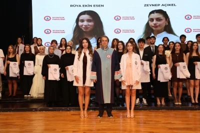 BEUN&rsquo;da geleceğin eczacıları beyaz &ouml;nl&uuml;k giydi
