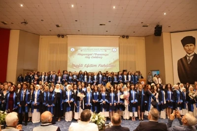 BEUN&rsquo;da &ouml;ğrencilikten &ouml;ğretmenliğe uzanan yolculuk mezuniyet t&ouml;reni ile ta&ccedil;landı
