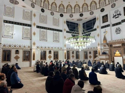 Beyağa&ccedil; &Ccedil;arşı Camisi ilk teravihle ibadete a&ccedil;ıldı
