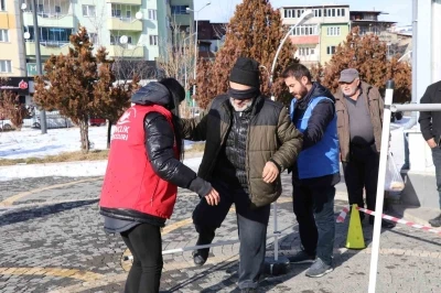 Beyaz bastonlarla engelleri aşmaya &ccedil;alıştılar
