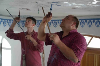 Beyaz duvarlara nakkaşlar el attı: Velişaban Camii nakış motifleriyle süsleniyor
