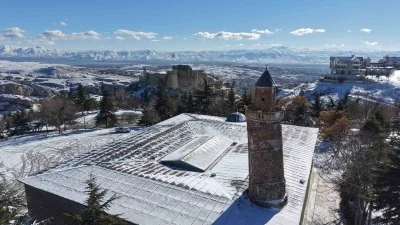 Beyaz gelinliğini giyen Harput havadan g&ouml;r&uuml;nt&uuml;lendi
